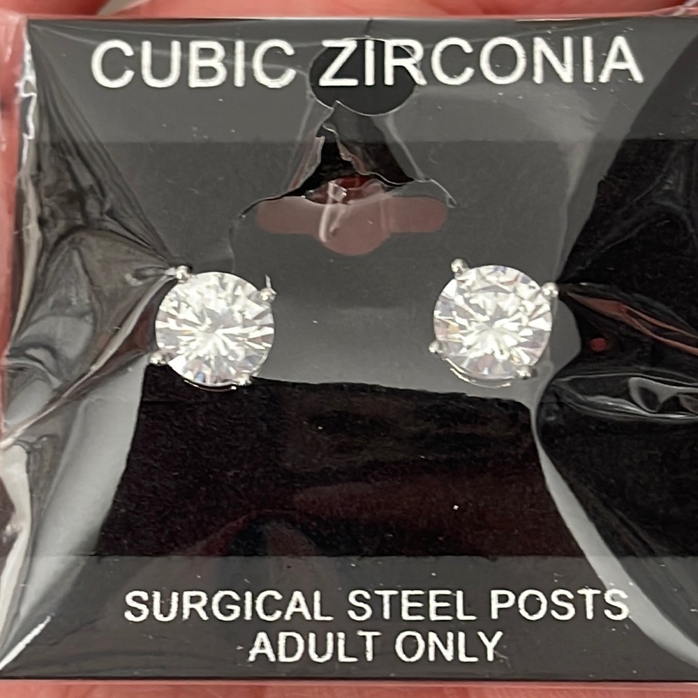 DIAMOND STUD EARRINGS NWT